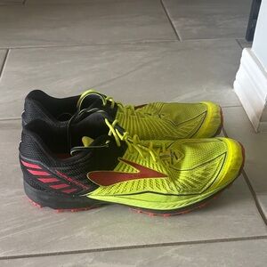 Brooks Men's Mazama Size 10.5 Vibrant Yellow and Red Athletic Shoes